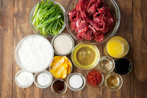 1. Bắp bò sốt cam. Nguyên liệu: Bắp bò, hành tây, tỏi, cam vàng, cam sành, sauce cam đặc, hạt nêm, dầu ăn, đường. Bắp bò để nguyên, rửa sạch, lọc bỏ phần bạc nhạc. Dùng tăm xâm đều vào bắp bò. Ướp hạt nêm với bắp bò khoảng 15 phút cho ngấm gia vị. Ảnh: Eva.vn.