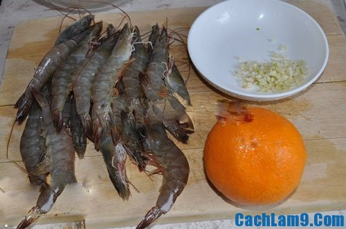 4. Tôm sốt cam. Nguyên liệu: Tôm sú, cam sành, tỏi, ớt, bột năng, hành lá, ngò rí, gia vị. Tôm sú: Rửa sạch, lột vỏ, bỏ đầu, để nguyên đuôi cho con tôm đẹp mắt, rút đường chỉ đen trên sống lưng. Ướp tôm với 1 thìa tỏi, phần đầu hành băm nhuyễn, hạt nêm, nước mắm, bột ngọt, tiêu, dầu ăn. Ảnh: cachlam9.com.