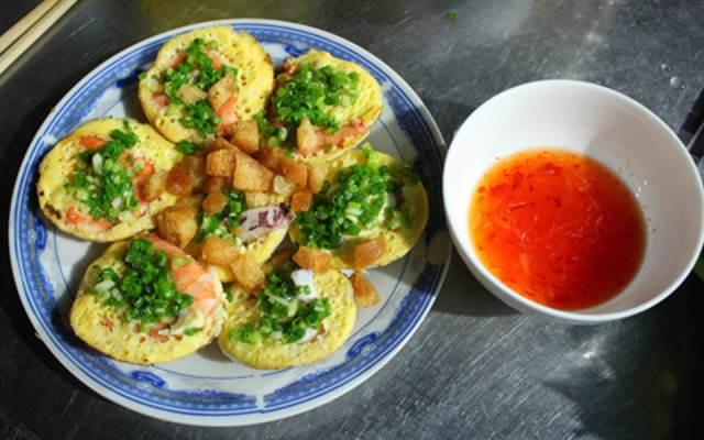 Bánh làm từ bột gạo, mỡ hành, nhân thì có trứng cút hoặc trứng gà đánh nhuyễn. Khách có thể húp nước chấm mà không lo mặn bởi vị của nó rất ngon, vừa ăn. Ảnh: Foody.vn.