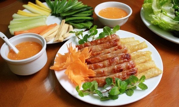 6. Nem chua. Một phần ăn gồm 6-8 miếng thịt băm lụi, và vài miếng bánh tráng chiên giòn, ăn kèm với các loại rau đủ mùi vị: cay, chua, chát, còn thêm hành chua và nước chấm. Ảnh: fix.com.vn.