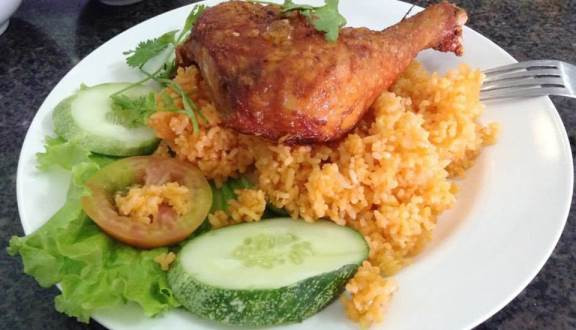 2. Cơm gà. Nói đến món ăn này chắc chắn gà ta là chủ đạo. Gà sau khi được tẩm ướp sẽ được chiên ngập dầu. Ăn kèm cơm chiên vàng, nước chấm, rau trộn và sốt mayonnaise ngon và béo. Ảnh: Foody.vn