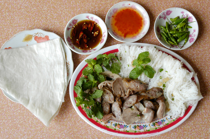 7. Bánh hỏi lòng heo: Loại bánh này dùng để ăn sáng. Khi ăn, bánh mới được phết một lớp mỡ hành, rắc một chút hành khô lên trên. Ảnh: Bazantravel.com.