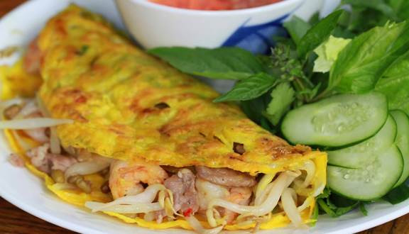 Món này ăn kèm rau sống và dưa góp cực kỳ hợp khẩu vị, kèm theo đó là bát nước chấm chua chua ngọt ngọt, trộn chung lại rồi chan thêm nước mắm là thưởng thức thôi. Ảnh: Foody.vn.