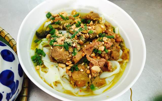 5. Mì quảng. Món ăn sáng này không gì có thể ngon hơn, nếu chỉ đến trễ chút là bạn sẽ không có để thưởng thức. Sợi mì mềm, không bị bỡ hòa với nước dùng đậm đà, ngọt xương. Một tô đủ cả thịt gà, thịt heo, tôm, đậu phộng, ăn kèm rau mầm, xà lách xắt nhỏ và bánh tráng nướng. Ảnh: Foody.vn.