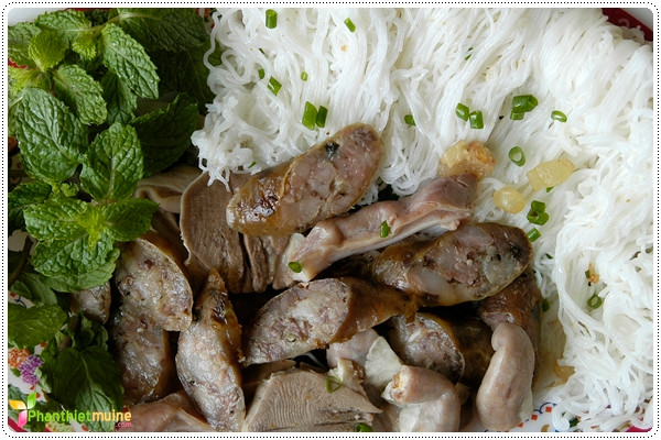 Miếng bánh trắng muốt vừa dai vừa dẻo, lại có mùi thơm của gạo và hành phi. Nước chấm thường là mắm được pha chút tỏi ớt giã nhuyễn cùng chanh. Đĩa lòng ăn kèm với bánh có đủ tim, gan, cật, phèo non và thịt ba chỉ. Ảnh: phanthietvn.com.