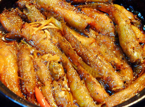 Cho muối và ớt khô vào, sau đó cho nước dừa vào đủ để ngập cá. Đun sủi, thả nhẹ cá vào nồi, thêm tiêu. Sau đó đun lửa vừa đến khi cạn. Ảnh: haisanvandon.com.vn.