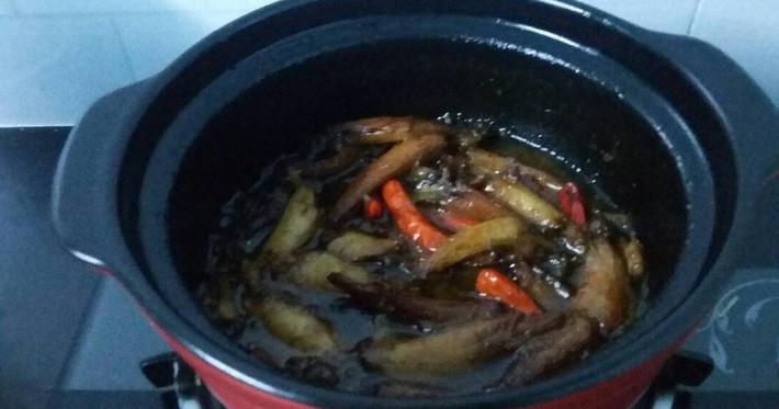 Đun đến lúc đường và cá quyện vào nhau rồi cho nước mắm vào. Tiếp tục đun đến khi cá thấm là tắt bếp. Ảnh: cookpad.com.