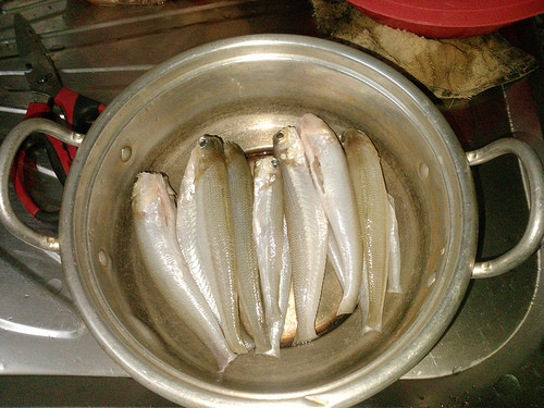 5. Cá đục kho tiêu. Nguyên liệu: Cá đục, dầu ăn, hành khô, gừng, đường, muối, ớt khô, nước dừa, tiêu. Cá làm sạch, ướp muối. Phi thơm hành và gừng, cho đường vào đảo đều thành màu cánh gián. Ảnh: qbsmart.vn.