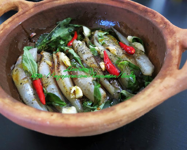 3. Cá đục kho tàu. Nguyên liệu: Cá đục, bánh bèo đường, nước mắm, ớt, dầu ăn. Cá rửa sạch, để ráo. Cho dầu ăn cùng đường vào xoong cho lên bếp lửa nhỏ để liu riu cho đường chuyển sang màu cánh gián là cho cá vào. Ảnh: cakholangvudai.com.