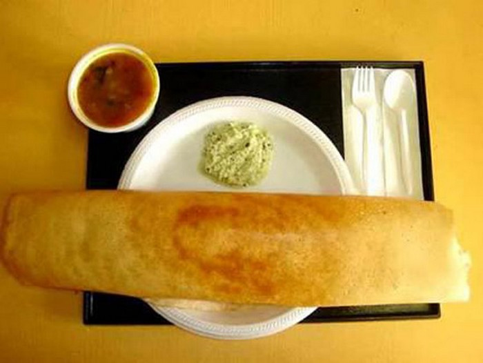 Bánh xèo Ấn Độ. Nguyên liệu gồm đỗ, muối, khoai tây, hành tây, đậu hà lan, mù tạt, bột nghệ, ớt xanh. Ngâm riêng gạo và đỗ trong vòng ít nhất 6 tiếng hoặc có thể ngâm qua đêm. Sau đó xay nhỏ rồi trộn chúng với nhau. Thêm vào đó muối và nước để tạo thành một hỗn hợp bột. Bảo quản ở nhiệt độ phòng qua đêm. Ảnh: Toinayangi.