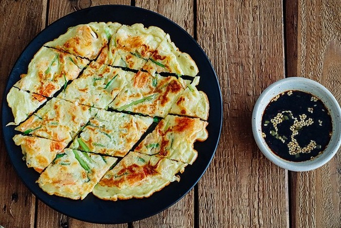 Bánh xèo Hàn Quốc. Nguyên liệu gồm bột mì, hành lá, hẹ, trứng gà ta, ớt tươi, rượu trắng, hải sản tôm sò ngao mực, xì dầu, giấm, đường, vừng trắng, tỏi băm, gia vị. Hải sản rửa sạch, thái lát và chần sơ qua nước sôi pha chút rượu trắng và vớt ra để ráo nước. Hành lá và hẹ thái khúc dài khoảng 5cm; ớt bỏ hạt, thái khoanh. Ảnh: Wru.
