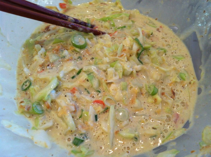 Trộn bột mì với đường, tỏi, giấm, muối, hành, hẹ vào, thêm chút nước trộn đều. Trứng đánh tan để riêng. Bắc chảo lên bếp, cho dầu vào. Khi dầu sôi thì cho 1 muỗng bột vào, dàn đều. Sau đó, bạn trải các loại hải sản lên trên cùng với ớt tươi. Ảnh: Lambanh365.