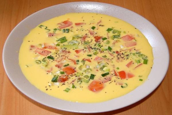 Phi cà chua thái hạt lựu với hành tím cho thơm, đợi nguội và cho vào tô trứng, trộn đều. Hấp cách thủy trứng trong khoảng 15 phút, khi thấy trứng chín thì tắt lửa, dùng cùng cơm nóng. Ảnh: yeutre.vn.