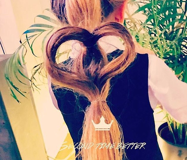 Khi bắt đầu nuôi con một mình, ông bố trẻ đã phải học tất cả những cách chăm một cô con gái và làm tóc cũng là một trong số đó.