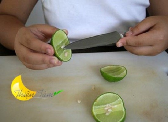 3. Hạt chanh hấp đường phèn. Cách làm: Lấy 10 - 12 hạt chanh, 1-2 thìa cà phê đường phèn, cho vào cối giã nhuyễn. Hòa thêm một thìa canh nước lọc vào hỗn hợp trên. Sau đó, cho hỗn hợp nước vào một chiếc bát sạch. Ảnh: tinhdautram.info.