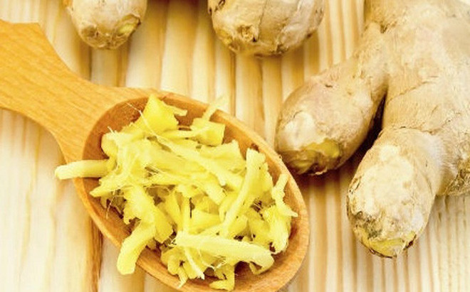 1. Sử dụng gừng: Dùng vài lát gừng tươi nhai trước khi ăn sẽ giúp giảm triệu chứng ợ hơi, ợ chua sau khi ăn, hoặc bổ sung 1 ly trà gừng kết hợp với mật ong dùng để uống sẽ có tác dụng hiệu quả hơn. Ảnh: Soha.vn.