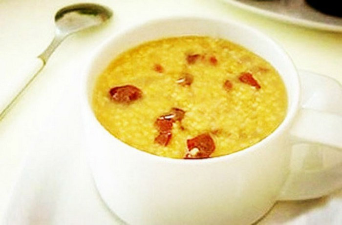 Cháo bách hợp, hạnh nhân. Món cháo chữa bệnh này bao gồm 50g bách hợp tươi, 50g gạo tẻ. Vo gạo sạch, cho vào nồi để nấu cháo, đến khi cháo chín thì cho cho bách hợp với hạnh nhân vào, thêm chút đường và ăn trong ngày. Món cháo có công dụng nhuận phế, trừ ho, dùng tốt cho người bệnh viêm phế quản và khí quản. Ảnh: Baithuochay.