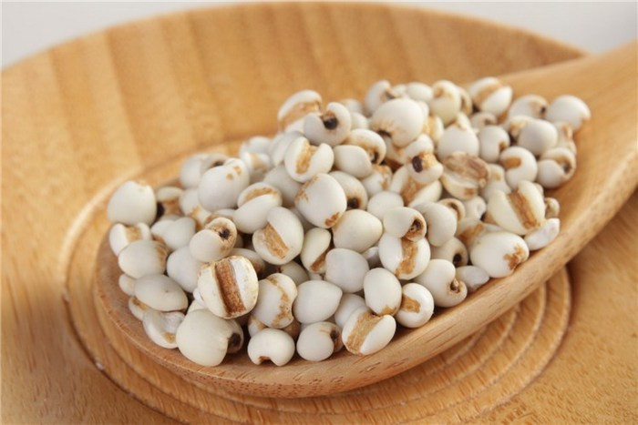 Cháo bí đao, ý dĩ. Món cháo thanh nhiệt, lợi tiểu này gồm 100g gạo lức, 15g ý dĩ, 30g bí đao. Cho tất cả nguyên liệu vào nồi nấu thành cháo, chia cháo làm 2 phần ăn trong ngày. Món ăn này giúp thanh nhiệt, tiêu đờm rất tốt. Ảnh: Tdhcanada.