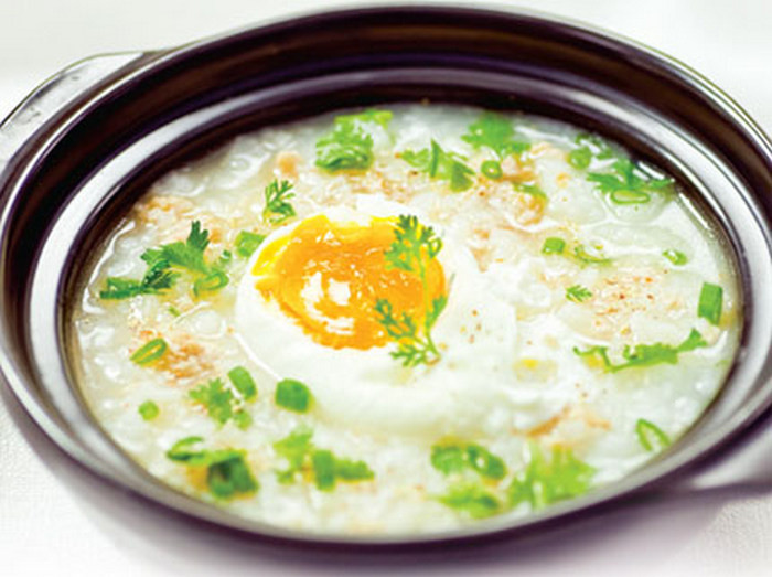 Cháo trứng gà, ngân hạnh, hạnh nhân, hồ đào, lạc. Dùng ngân hạnh, hạnh nhân 1 phần;n hồ đào, lạc nhân 2 phần tán nhỏ trộn đều. Mỗi buổi sáng sớm dùng 20g bột hỗn hợp trên và 1 quả trứng gà nấu 1 bát cháo ăn nóng. Ăn liên tục trong nửa năm. Bài thuốc chữa trị viêm phế quản mãn tính. Ảnh: Phununews.