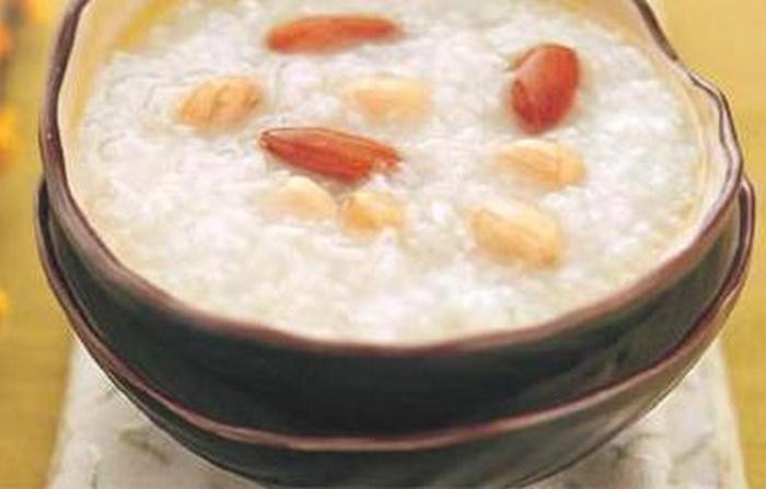 Cháo gạo tẻ, cây huệ, hạnh nhân. Dùng 50g cây huệ tươi, 10g hạnh nhân bóc vỏ giã nát, 50g gạo tẻ. Cho nước vừa đủ và nấu cháo ăn nóng. Bài thuốc này làm mát phổi, trị ho, tĩnh tâm và an thần, chữa viêm khí quản cấp tính do cảm nóng. Ảnh: Monngonmoingay.