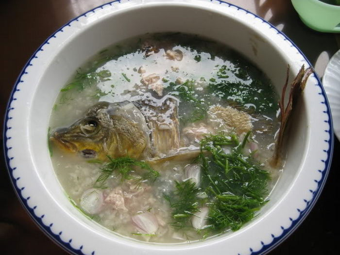 Cháo gạo nếp, cá chép. Lấy 1 con cá chép, đánh sạch vẩy, dùng đất dẻo bọc kín và nướng trên bếp than. Khi cá chín, bóc vỏ đất và cho cá vào nồi cùng gạo nếp nấu cháo. Ăn mỗi ngày 1 lần vào lúc đói. Bài thuốc chữa viêm phế quản cấp tính. Ảnh: Megafun.