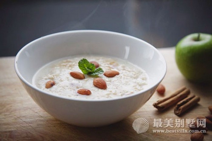 Cháo gạo tẻ, hạnh nhân. Dùng 15g hạnh nhân bỏ vỏ, giã nát lọc lấy nước cho vào 50g gạo và nấu cháo ăn nóng. Bài thuốc chữa trị viêm phế quản do cảm lạnh. Ảnh: Sina.