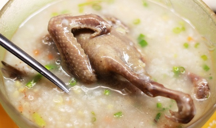 Cháo chim sáo: chim sáo 1 con, gạo lức 100g. Chim sáo bỏ đầu, chân, lông, nội tạng, cắt miếng rồi cho vào nồi cùng gạo lức đãi sạch, nước vừa đủ nấu cháo, sau khi chín cho muối vừa đủ. Dùng cho người già bị trĩ máu, ho, viêm khí quản mạn tính. Chia ăn vài lần trong ngày. Ảnh: Mayduavong.