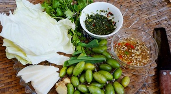Nhót chấm chẳm chéo. Món ăn từ nhót này gần đây đang gây bão mạng xã hội. Đó là cách ăn nhót của người Tây Bắc mà không nơi nào có được. Nguyên liệu gồm có lá tỏi, rau mùi, nhót xanh nhưng không quá non, lá bắp cải non, nước chấm chẳm chéo.