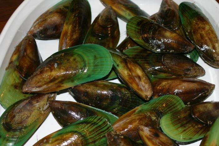 Canh chua vẹm xanh quả nhót. Chọn quả nhót căng mọng vừa chín đỏ, rửa sạch, lột bỏ vỏ mỏng và hạt nhỏ li ti, giữ lại nhân cho vào cối dùng chày nghiền nhuyễn thành nước cốt sền sệt. Vẹm xanh khoảng 30 - 40 con rửa sạch vỏ bên ngoài, thả vào xoong nước sôi cho đến khi vẹm chín mở miệng, giữ nguyên nước luộc vẹm đậm đà và hòa nước cốt quả nhót vào.