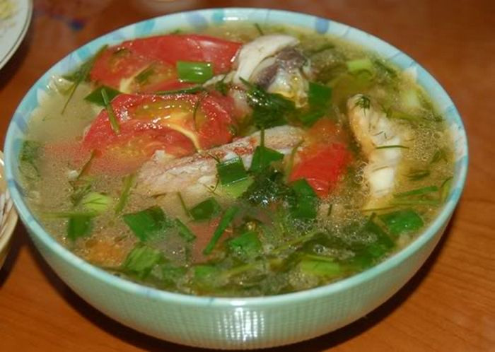 Thịt vẹm được xào sơ trong chảo nóng với một ít dầu ăn cho săn lại, rồi thả tất cả vào xoong nước vẹm đậm đà pha lẫn nước cốt quả nhót chua thanh thơm dịu. Cuối cùng là thả một ít thì là vào để món canh dậy mùi hương hơn.