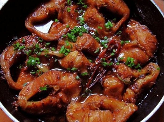 Nêm chút nước mắm, đường, tiêu ớt và hành lá. Đun sôi nước lã rồi đổ ngập nồi cá. Om nhỏ lửa cho đến khi cá mềm, cạn nước và quả nhót chín mềm nát ra là được. Khi ăn cá, có vị ngọt ngon của thịt ba chỉ, vị thơm lừng của cá và vị chua chát của nhót rất lạ miệng.