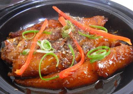 8. Cá bống cát kho nghệ. Nguyên liệu: cá bống cát, nghệ tươi, hành tím, : muối, đường, nước mắm, hạt nêm, ớt xanh. Cá bống làm sạch. Ướp cá với muối, đường, nước mắm, hạt nêm. Xốc đều để 20 phút cho cá thấm. Nghệ tươi gọt vỏ giã nhuyễn, hành tím đập dập. Phi hành cho thơm, tiếp đến cho nghệ giã nhuyễn vào xào, cho cá bống vào và hạ lửa liu riu, cho ớt vào đến khi cạn nước thì tắt bếp. Ảnh: Amthuc365.vn.