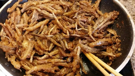 2. Cá bống trứng rang muối. Nguyên liệu: cá bống trứng, hành, tỏi, đường, ớt bột hoặc tương ớt. Cá rửa sạch, để ráo nước. Cho nước với muối đun sôi cho tan. Cho cá vào nồi đun nước muối, đun nhỏ lửa cho cạn. Trong khi chờ cá cạn nước thì phi thơm 2 thìa mỡ với hành tỏi, ớt và đường. Khi cá đã cạn, cho hành tỏi đã phi vào nồi, và xóc nồi cho đều. Đun thêm một chút là được. Ảnh: 7monngonmoingay.info.
