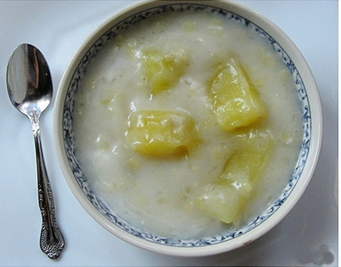 Cháo chuối tiêu. Chuối tiêu bỏ vỏ, dầm nát. Ngâm rửa gạo, cho vào nồi nấu thành cháo với lượng nước vừa đủ. Sau khi cháo chín, cho chuối tiêu đã đánh nhuyễn, đường vào đun sôi có thể dùng. Mỗi ngày ăn liên tục, trong 3-5 ngày.Ảnh: Cachlam.
