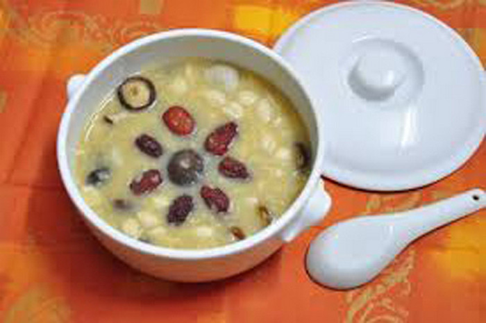 Cháo hà thủ ô, táo tầu. Dùng hà thủ ô 50g sao kỹ, sắc lấy nước, bỏ bã. Cho vào 100g gạo tẻ, 3 quả táo, ít đường phèn nấu thành cháo. Mỗi ngày ăn 1 lần. Chú ý trong khi dùng bài thuốc này, kiêng ăn hành, tỏi, củ cải, thịt dê, thịt lợn. Ảnh: Thuochay. (Thông tin trong bài viết chỉ mang tính chất tham khảo. Trước khi sử dụng bài thuốc, bạn vui lòng hỏi ý kiến bác sĩ).