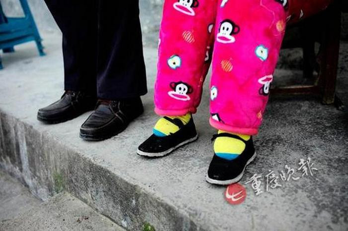 Khi bà Wu lên 3, cha mẹ bà đã bó chân để bà có được đôi chân nhỏ xíu. Thời đó, bó chân là điều kiện bắt buộc để các cô gái có thể lấy được chồng. Gia đình ông Xiang thuộc dòng dõi địa chủ sở hữu rất nhiều đất đai.
