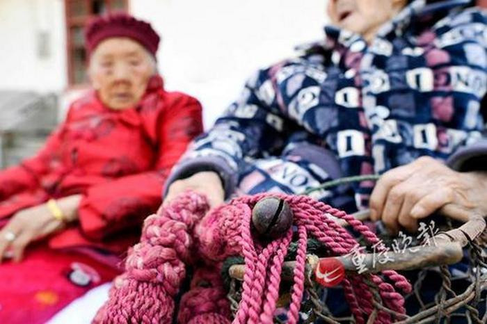 Sau đó, cặp vợ chồng sống tại một vùng núi của thành phố Trùng Khánh. Chồng bà lái xe chở đồ đến thành phố lúc tờ mờ sáng và trở về nhà khi tối mịt. Ông đeo một chiếc chuông nhỏ trên người để khi về đến nhà, bà biết chồng đã về và dọn sẵn bữa tối trên bàn.