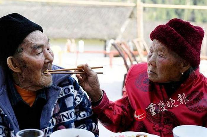 Dù cho cuộc hôn nhân của họ không có xuất phát điểm là tình yêu nhưng cuộc sống vợ chồng luôn yêu thương và không ngớt tiếng cười. Bà luôn chăm sóc ông từng chút một và ông cũng vậy luôn chung thủy hết mực với vợ mình.