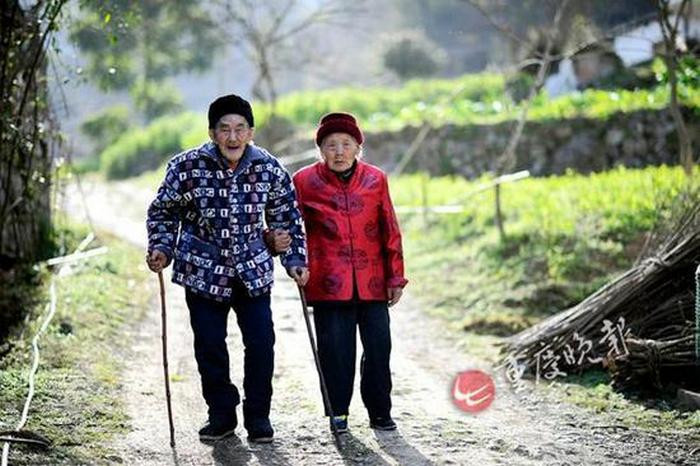 Bà cụ Wu Xi’an và ông Xiang Yongshan đều đã 100 tuổi. Họ sống cùng nhau được 81 năm nhưng chưa bao giờ to tiếng một lời. Bí mật hôn nhân của cặp vợ chồng già này là luôn đối xử tốt với người kia, không bao giờ từ bỏ hy vọng một cuộc sống tốt đẹp và không bao giờ xa nhau hơn một ngày.