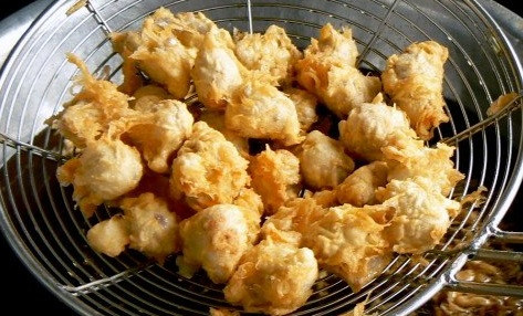Ấn bao tử cá vào bột chiên giòn, nếu ai thích ăn chiên xù thì làm trứng và bột xù nhé. Sau khi tẩm bột, chiên nhỏ lửa. Vàng đều, tắt bếp, chấm cùng tương ớt hoặc nước tương. Ảnh: 7monngonmoingay.info.