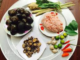 2. Ốc nhồi thịt hấp sả. Nguyên liệu của món nhồi này cần chuẩn bị như sau: Ốc bươu, sả, gừng, thịt xay, giò sống, mộc nhĩ, hạt tiêu, muối, nước mắm, ớt bột. Ốc sau khi ngâm hết nhớt, đất cát thì rửa sạch, khều phần thịt ốc ra để riêng. Còn vỏ ốc rửa sạch để ráo. Dùng giấm làm sạch thịt ốc và thái nhỏ. Ảnh: Emdep.vn.