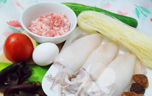 3. Mực ống nhồi thịt hấp, chiên giòn. Nguyên liệu: Mực ống, thịt lợn, trứng gà, mộc nhĩ, nấm hương, miến, bột nêm, gia vị. Mộc nhĩ, nấm hương ngâm nở, rửa sạch thái nhỏ. Cho thịt vào bát tô cùng mộc nhĩ, nấm hương, miến thái nhỏ. Ảnh: vaobepnauan.com.