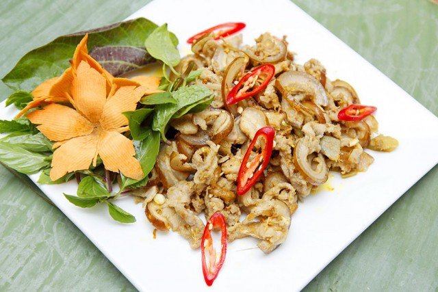 Bắc chảo lên bếp cho chút dầu hào, sả và tỏi còn lại vào xào thơm. Cho thịt lợn rừng đã ướp vào xào trên lửa to cho đến khi thịt chín và hơi xém vàng. Cho thêm 1 thìa sa tế xào cùng. Thịt xém vàng cạnh, cho ớt ngọt bổ miếng vào xào cùng tới khi ớt chín tới thì cho hành hoa cắt khúc vào đảo nhanh là được. Ảnh: lonrung.com.