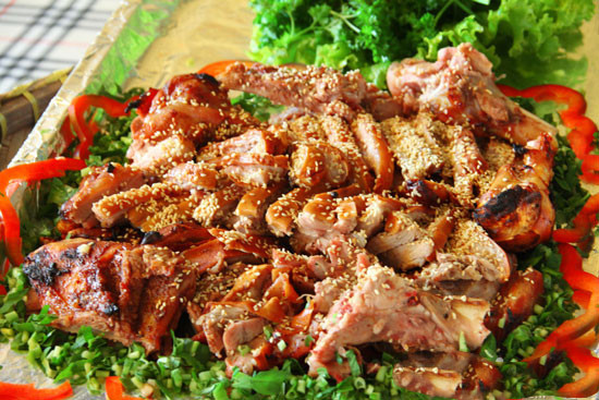 Đặt vỉ nướng lên bếp than hồng, gắp từng lát thịt đặt lên vỉ nướng chín. Trong quá trình nướng, cần phải trở thịt thường xuyên để phần thịt được chín đều, phần da chín giòn thơm ngon. Thịt lợn rừng nướng chín ăn kèm với muối ớt xanh. Ảnh: maycatthit.vn.