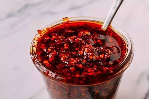 5. Thịt lợn rừng xào sa tế. Nguyên liệu: Thịt lợn rừng, dầu hào, sa tế, tỏi băm, hành tím, sả, bột nêm, nước mắm, dầu ăn. Thịt mua về cạo rửa sạch, cắt miếng mỏng. Sả, hành, tỏi băm nhỏ ướp với thịt. Thêm dầu hào và bột nêm vào trộn đều để thịt ngấm trong 15 phút. Ảnh: mt.sohu.com.