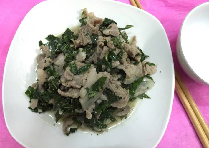 Bắc nồi lên bếp, cho dầu ăn vào phi hành tím thơm vàng, cho thịt vào xào lăn qua, nhanh tay để cho thịt được lăn chín đều, sẽ mềm ngon. Thấy thịt bắt đầu trắng và săn lại thì cho lá lốt vào đảo đều, lá lốt vào, nêm tí nước mắm thì tắt bếp. Ảnh: cookpad.com.