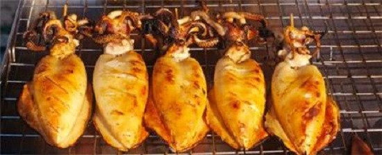 2. Mực nướng ngũ vị hương. Nguyên liệu: Mực tươi, bột ngũ vị hương, ớt băm, tỏi băm, gừng băm, dầu mè, rượu trắng, gia vị nêm. Mực cắt đầu và thân riêng. Rửa mực bằng rượu trắng và gừng lát để khử mùi tanh. Khía mực theo kiểu vẩy rồng. Ảnh: toinayangi.vn.