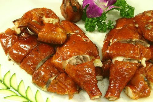 Chuẩn bị sẵn lò nướng chế độ 1 lửa ở 180 độ. Cho đùi gà đã ướp ngấm gia vị vào khay nướng. Cho khay vào lò nướng trong 20 phút cho thịt gà chín. Hết 20 phút, các bạn chuyển sang chế độ nướng 2 lửa, tăng nhiệt lên 220 độ trong 10 phút cho gà vàng da, thơm ngon. Ảnh: phunutoday.vn.