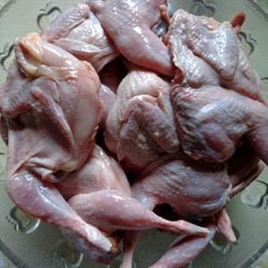 6. Chim cút chiên ngũ vị. Nguyên liệu: Chim cút, bột ngũ vị, dầu hào, mật ong, giấm, nước tương, tỏi, tiêu, gia vị, xà lách, cà chua, hành tây. Chim cút mua về rửa sạch với nước pha muối, nhổ lại lông chim cho thật sạch, để ráo, chặt làm đôi. Ướp chim cút với ngũ vị hương, mật ong, tỏi băm, nước tương khoảng 10 phút. Ảnh: Cooky.vn.