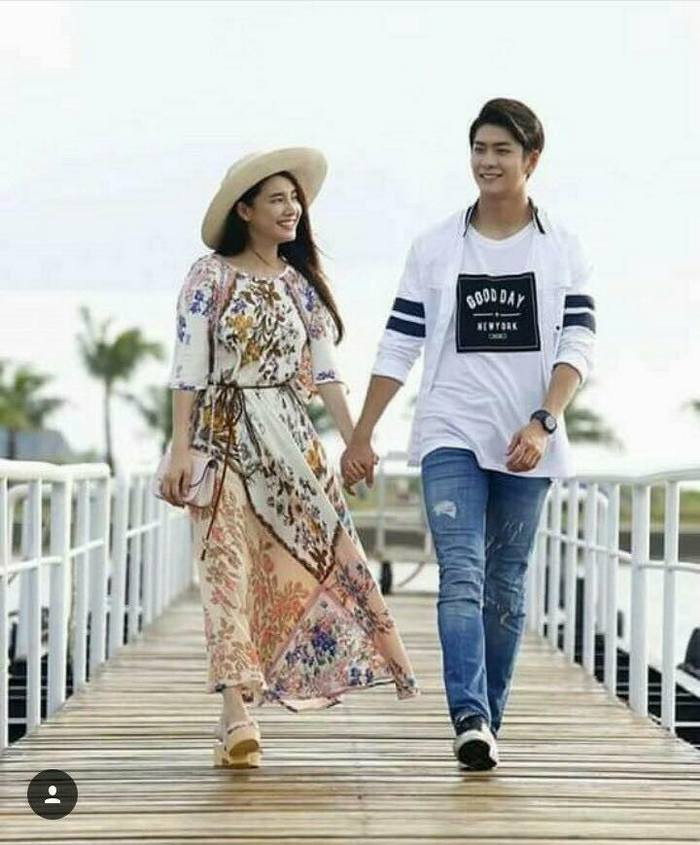 Bộ váy tiểu thư đậm chất biển. Cô nàng còn khéo léo kết hợp guốc cói và mũ cói vành to để hợp với cảnh quay dạo trên biển của người yêu. Ảnh: Tinmoi.